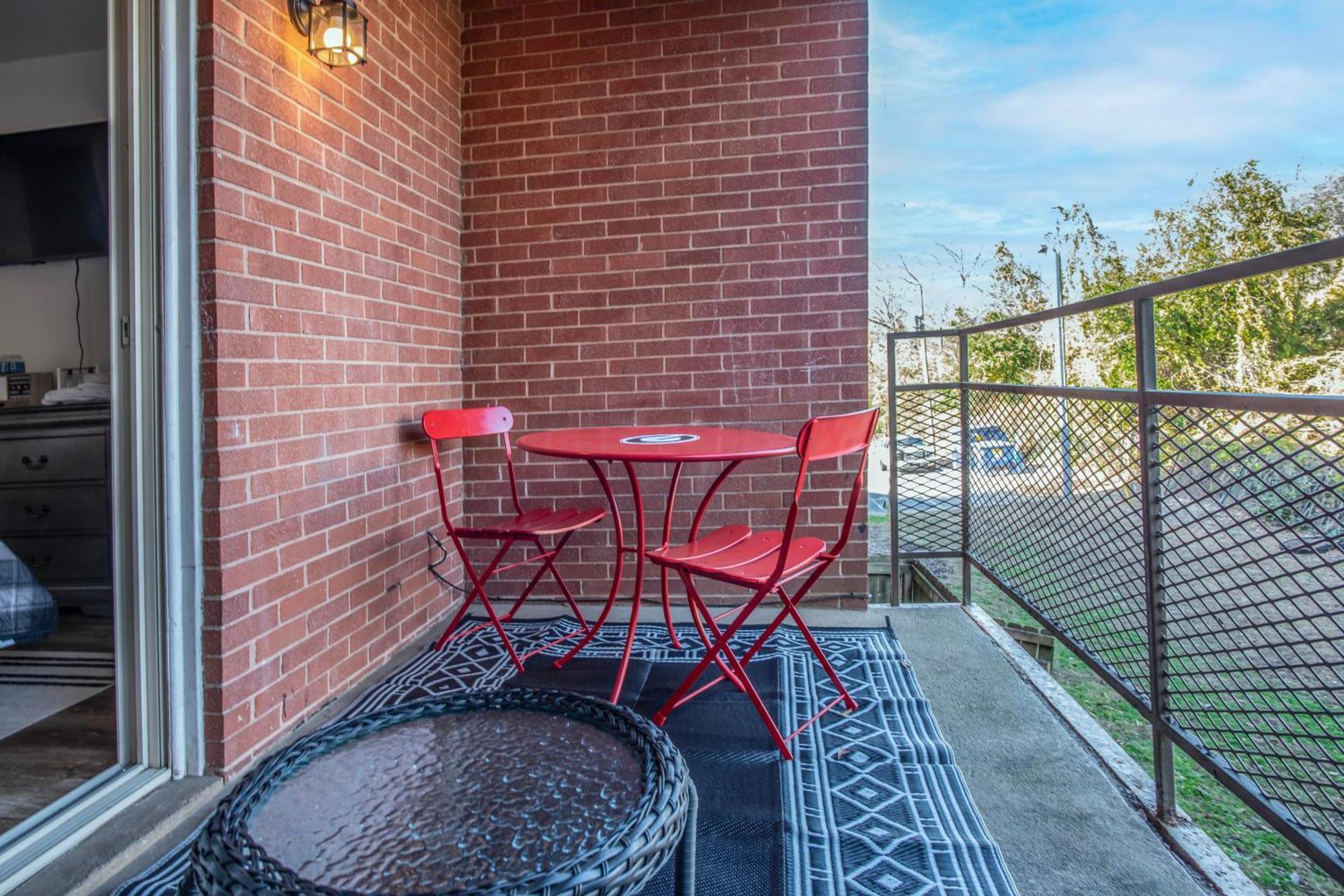 Classic City Getaway - 1 Mile Walk To Sanford Stadium! Атенс Экстерьер фото